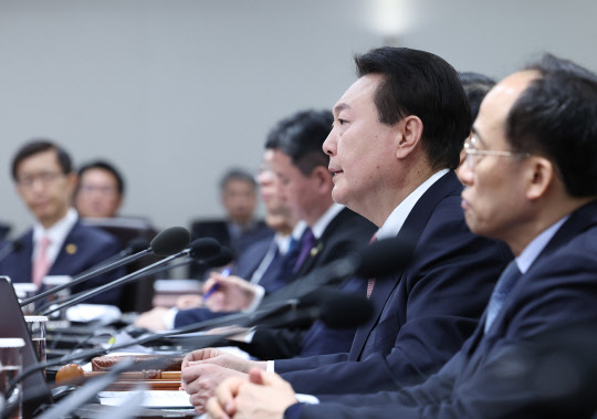 윤석열 대통령이 21일 서울 용산 대통령실 청사에서 열린 국무회의에서 한일관계 정상화, 근로시간 유연화에 대해 발언하고 있다. 연합뉴스